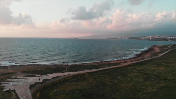 Drone vista del paseo peatonal turístico con costa arenosa y hermoso mar. Vista aérea de la zona turística de la ciudad de Paphos con olas oceánicas en el fondo — Vídeo de stock