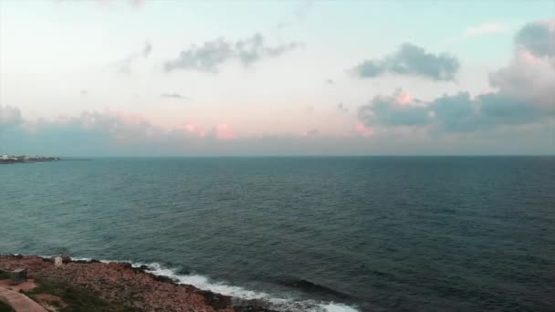 Vista aérea del dron de la hermosa zona turística con ruinas de fortaleza y puerto deportivo con el océano en el fondo — Vídeos de Stock