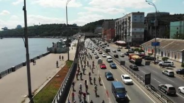 Dnipro nehri boyunca sürme genç sportif erkek ve kadın bisikletçiler Bisiklet Geçit Töreni. Drone atış görünümü