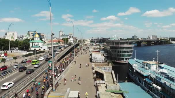 Drone vista de los jóvenes ciclistas felices y atractivos disfrutando del ciclismo en el centro de la ciudad — Vídeos de Stock