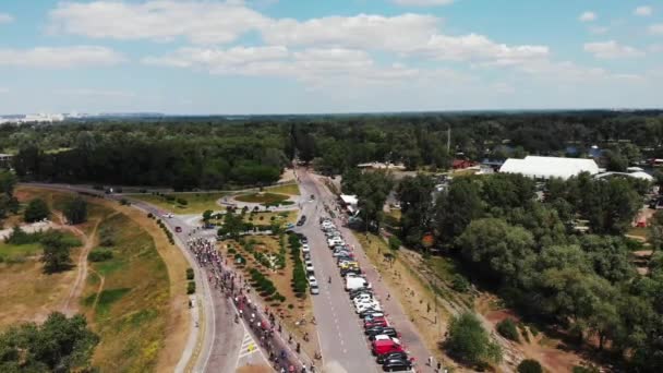 Genç bisiklet biniciler ve otoparklar grubu ile yeşil eğlence parkı havadan drone görünümü. Çekici bisikletçiler grubu büyük yeşil parka binmek — Stok video