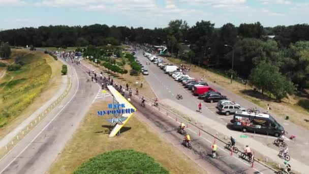 Pohled na skupinu šťastných cyklistů v Bystré sportovně přejezd zelený krásný Muromets Park — Stock video
