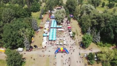 Kiev / Ukrayna-Haziran, 12019 Turist ve dinlenme alanlarının yeşil Muromets Parkı 'ndaki bisiklet sürücüleriyle dolu havadan görünüşü rüzgarlı yaz gününde