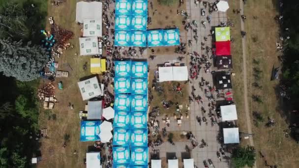 Drone vole à travers les cyclistes aire de repos dans le parc avec une belle nature verte à Bike day à Kiev — Video