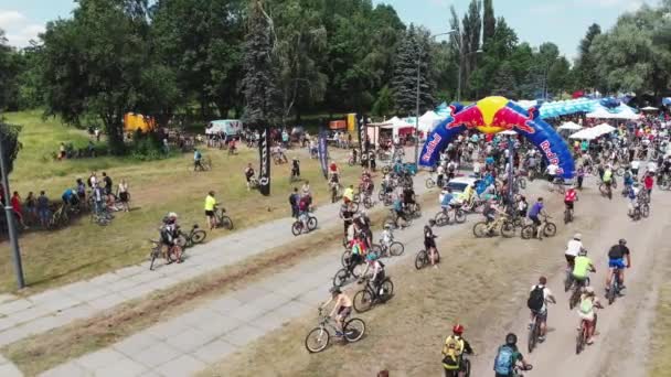 Kyjev / Ukrajina-červen, 1 2019 Letecký pohled na skupinu mladých atraktivních cyklistů projíždějících se kolem odpočívadla v zeleném parku s krásnou přírodou — Stock video