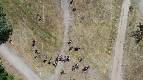 Drone Top Shot av grupp sportiga starka cyklister förbereder sig för Race på startlinjen — Stockvideo