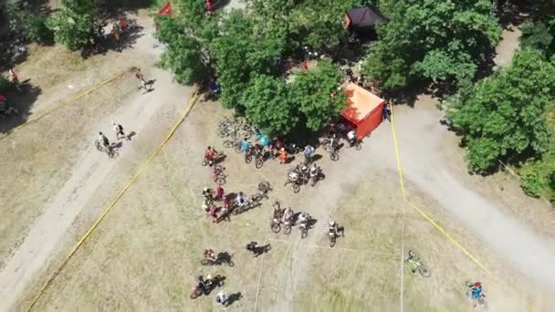 Беспилотник летает с луга на велосипедной гонке в зеленом городском парке — стоковое видео
