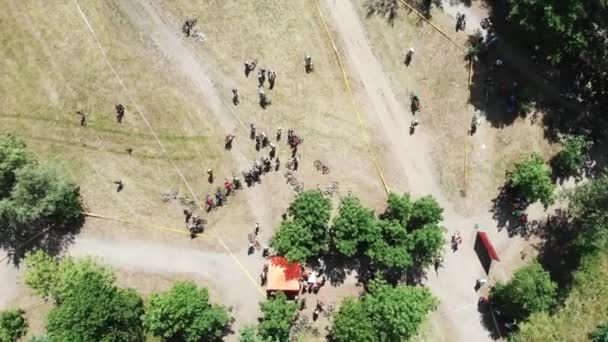 Drönarvy över Park med startområde för cykel race och cyklister som väntar på tävling — Stockvideo