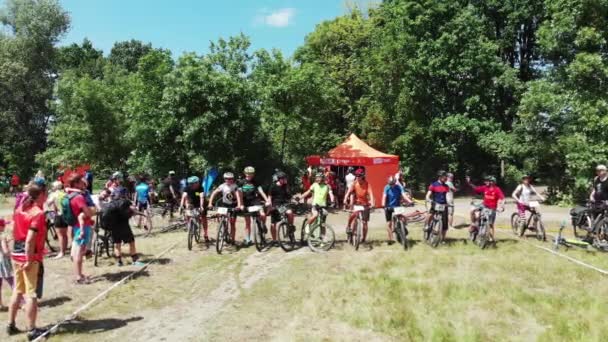 Kiev / Ucrania-junio, 1 2019 Vista frontal de la línea de salida con fuertes ciclistas atractivos preparándose para la carrera en el bosque verde — Vídeos de Stock