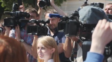 Kiev/Ukrayna-Haziran,1 2019 Basın Grubu, vitaliy Klichko ile bisiklet gününde katedral in yakınında röportaj yapmaktadır. Yavaş çekim.