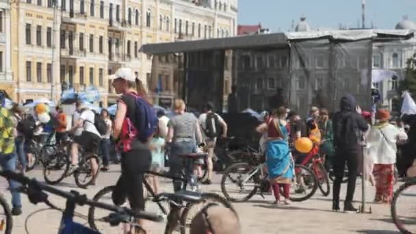 Kiev/Oekraïne-juni, 1 2019 groep van jonge en aantrekkelijke fietsers op de fiets Parade. Cycling concept — Stockvideo