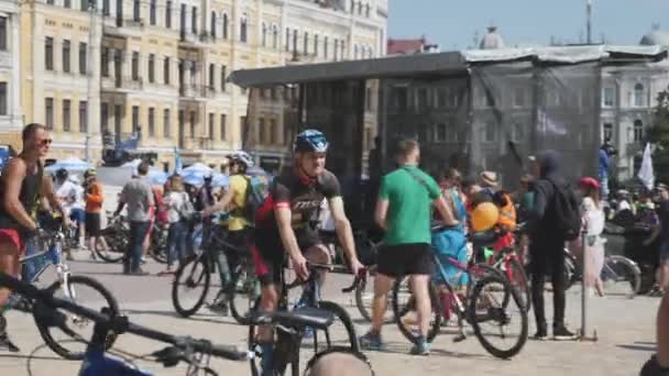 Kiev / Ucrânia-Junho, 1 2019 Homem atraente esportivo está montando através do grupo de ciclistas no dia de bicicleta no centro da cidade. Conceito de ciclismo — Vídeo de Stock