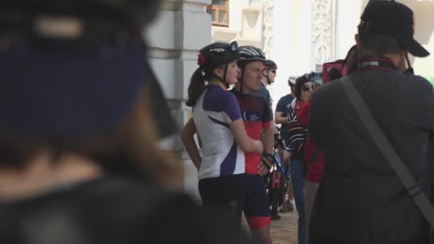 Kiev/Oekraïne-juni, 1 2019 aantrekkelijk wielrenner paar zijn knuffelen op de fiets Parade — Stockvideo