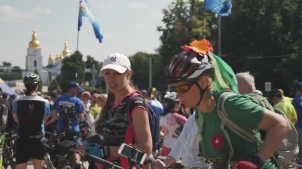 Kiev / Ucrania-junio, 1 2019 Mujer atractiva joven en ropa nacional ucraniana brillante en el desfile de ciclismo en el centro de la ciudad. Concepto ciclista — Vídeo de stock