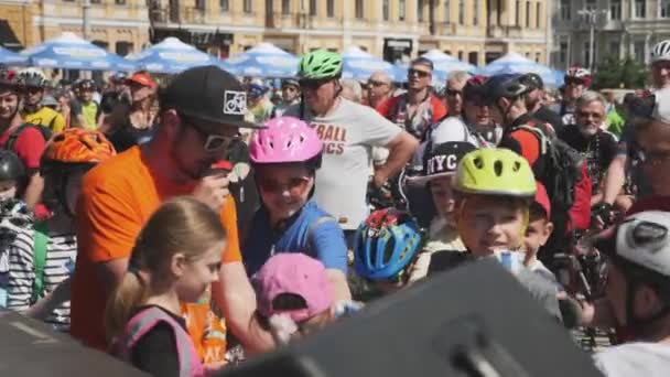 Kiev / Ucrânia-Junho, 1 2019 O anfitrião do evento do dia de bicicleta está conversando com o grupo de crianças no desfile de bicicleta. Conceito de ciclismo — Vídeo de Stock