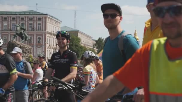 Киев / Украина-1 июня 2019 Группа спортивных велогонщиков на городской площади в день велосипеда — стоковое видео