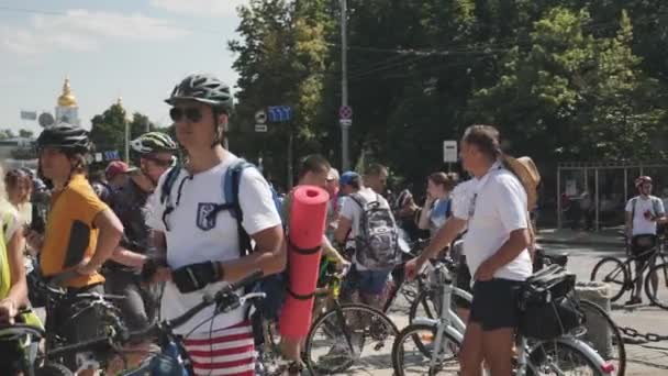 Kyjev/Ukrajina-červen, 1 2019 skupina sportivních mužů a žen na cyklistické přehlídce v centru města — Stock video