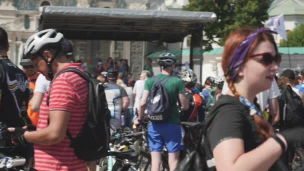 Kiev/Oekraïne-juni, 1 2019 groep van jonge aantrekkelijke fiets rijders bij Cycling Parade in het centrum van de stad. Slow Motion — Stockvideo