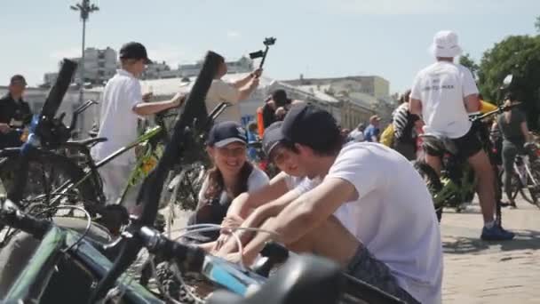 Kiev / ukraine-juni, 1. 2019 junge glückliche Radfahrer sitzen neben Fahrrädern, unterhalten sich und lächeln bei der Fahrradparade. Radverkehrskonzept — Stockvideo