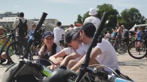 Kiev / Ucrania-junio, 1 2019 Feliz pareja atractiva se besa en el día de la bicicleta. Concepto ciclista — Vídeo de stock