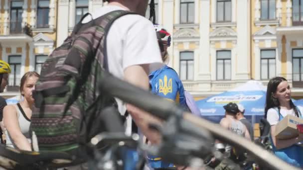 Kiev / Ucraina-1 giugno 2019 Giovane donna attraente nell'abbigliamento sportivo nazionale ucraino sta bevendo acqua fredda alla sfilata in bicicletta. Rallentatore — Video Stock