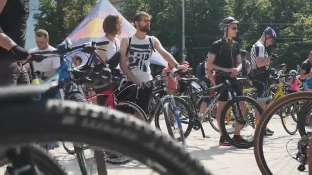 Kiev / Ucrania-junio, 1 2019 Joven deportista y niño en ropa deportiva se quedan con las bicicletas y hablan en el desfile de ciclismo. concepto de bicicleta — Vídeos de Stock