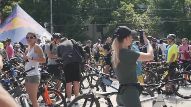 Kijów/Ukraina-czerwiec, 1 2019 młoda atrakcyjna gorąca dziewczyna w odzieży sportowej bierze zdjęcia na paradzie rowerowej. Koncepcja triathlonu — Wideo stockowe