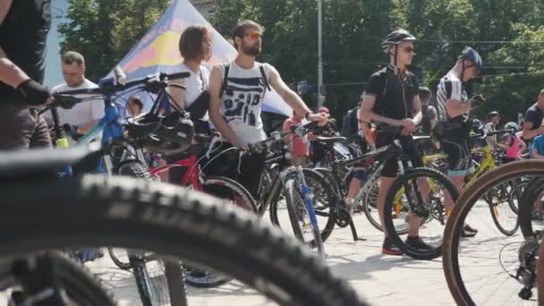 Kiev / Ucrania-junio, 1 2019 Joven deportista y niño en ropa deportiva se quedan con las bicicletas y hablan en el desfile de ciclismo. Movimiento lento — Vídeos de Stock