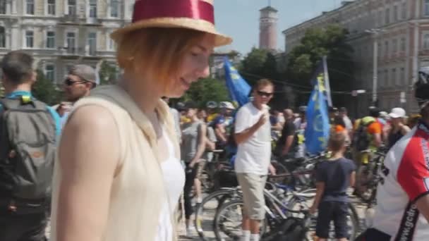 Kiev/Oekraïne-juni, 1 2019 jonge aantrekkelijk meisje in retro hoed het houden van haar fiets op de fiets Parade. Cycling concept — Stockvideo