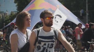 Kiev/Ukrayna-Haziran,1 2019 Erkek arkadaşıyla konuşan ve bisiklet gününde gülümseyen genç çekici kızın portresi. Bisiklet konsepti