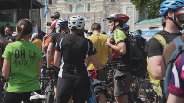 Kiev / Ucrânia-Junho, 1 2019 Grupo de ciclistas está ouvindo Vitalii Klichko no desfile de bicicleta perto da Praça Sophia. Movimento lento — Vídeo de Stock