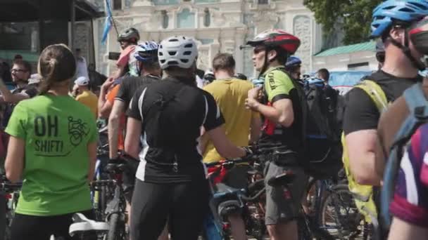 Kyjev/Ukrajina-červen, 1 2019 skupina cyklisté naslouchá Vitalii Klichkovi na cyklistické přehlídce nedaleko náměstí Sophia. Cyklistická koncepce — Stock video