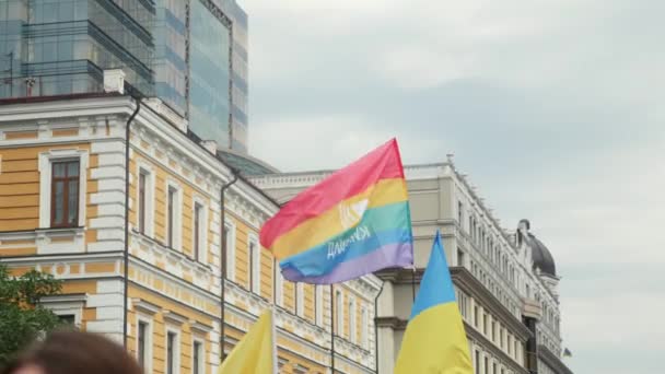 Vue rapprochée du drapeau de couleur arc-en-ciel lors du défilé annuel de la fierté LGBT. Gay Pride Parade avec des couleurs arc-en-ciel et des drapeaux au centre-ville — Video