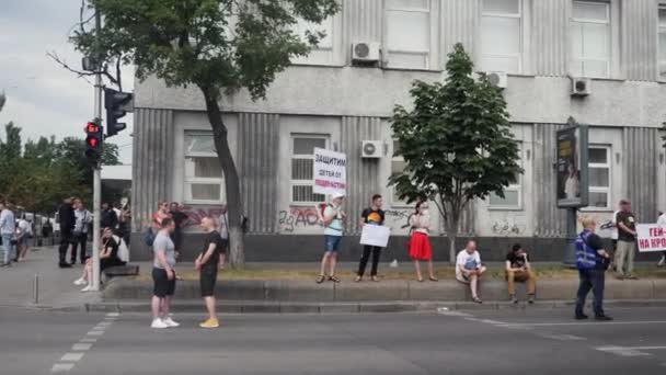 基辅/乌克兰-6月，23 2019 年组年轻对手等待在基辅的年度同性恋游行 Lgbt — 图库视频影像