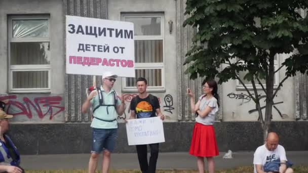 基辅/乌克兰-2019年6月23日 两名男性反对者站在基辅一年一度的同性恋游行Lgbt — 图库视频影像
