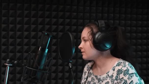 Mujer cantando en el estudio de música. Micrófono negro y filtro pop en el estudio de música — Vídeos de Stock