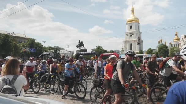 Kiev / Ucrania-junio, 1 2019 Desfile ciclista cerca de la plaza Sophia en Kiev. Vista de cerca de atractivas mujeres y hombres montando en bicicleta en el desfile. Los participantes del desfile de bicicletas comienzan a montar. Movimiento lento — Vídeos de Stock