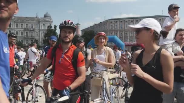 Kiev / ukraine-juni, 1 2019 junge attraktive Mädchen und Jungen in Sportbekleidung und Vintage-Kleidung warten auf den Start der Fahrradparade in der Innenstadt — Stockvideo