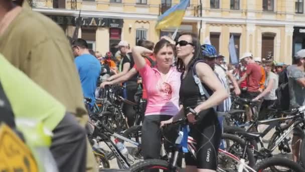 Kiev / ukraine-juni, 1. 2019 zwei gut aussehende sportliche Mädchen in Sportkleidung, die sich unterhalten und auf den Start der Fahrradparade warten. Radverkehrskonzept — Stockvideo