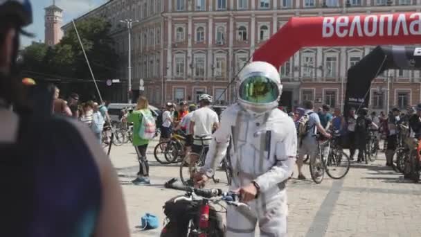 Kijów/Ukraina-czerwiec, 1 2019 mężczyźni w kostium kosmonauta z rowerem. Rowerzysta w białym garnitur astronauty. Młody chłopak z rowerem na paradzie rowerowej w Kijowie — Wideo stockowe