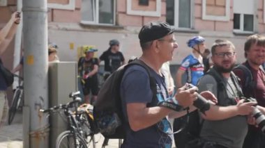 Kiev/Ukrayna-Haziran,1 2019 Eski fotoğrafçının yakın çekim. Eski foto muhabiri fotoğraf çekiyor. Fotoğraf makinesi tutan fotoğrafçının portresi. Muhabir fotoğraf çekiyor ve gülümsüyor