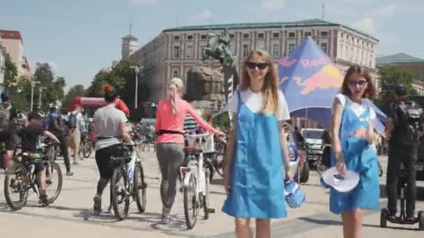 基辅/乌克兰-6月，2019年年轻迷人的女孩的肖像。时髦的女孩在时尚的太阳镜微笑和在市中心跳舞的特写。穿着蓝色衣服的时尚女孩在街上跳舞。基辅的自行车日 — 图库视频影像