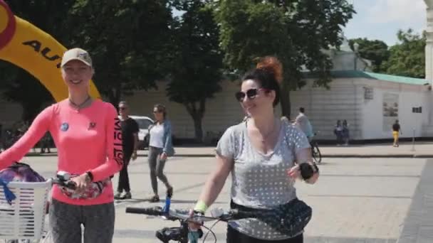 Kiev/Oekraïne-juni, 1 2019 close-up van jonge aantrekkelijke vrouwen Crossing Square met retro fietsen. Schattig fietsen meisjes glimlachen om de camera op de fiets Parade. Fiets dag in Kiev — Stockvideo