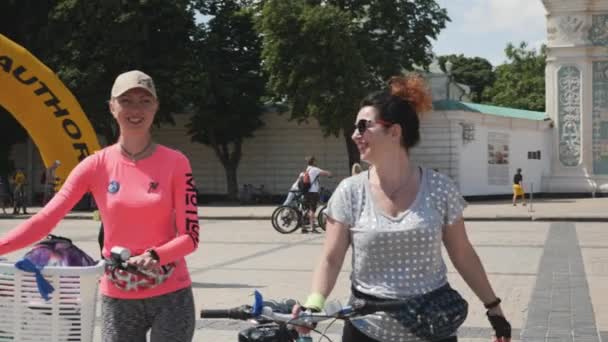 Kiev/Oekraïne-juni, 1 2019 close-up van jonge aantrekkelijke vrouwen Crossing Square met retro fietsen. Schattig fietsen meisjes glimlachen om de camera op de fiets Parade. Fiets dag in Kiev. Slow Motion — Stockvideo