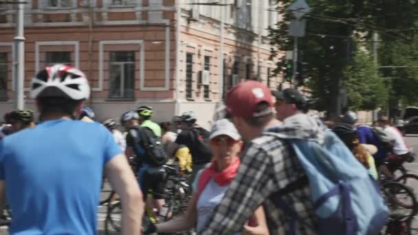 Kijów/Ukraina-czerwiec, 1 2019 uczestnicy parady rowerowej jeżdżą na rowerach w centrum miasta. Rowerzyści czekają na rozpoczęcie parada rowerów. Dzień rower w Kijowie. Koncepcja rowerowa. Zwolnionym — Wideo stockowe