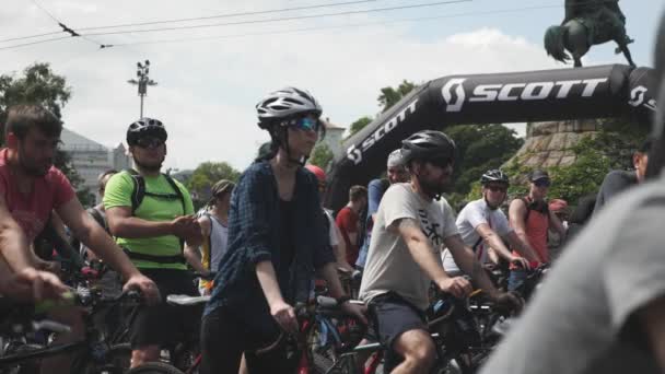 Kiev / Ukraine-juin, 1 2019 Jeune fille avec des cheveux de couleur bleue tient vélo. Belle femme au défilé cycliste. Groupe de cyclistes attendant le départ du défilé cycliste. Mouvement lent — Video