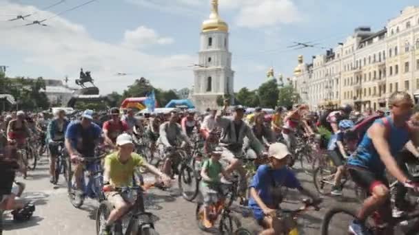 Kiev/Ukraine-June,1 2019 Group of cyclists are starting bicycle parade. Young attractive men and women riding on bikes in city center. Children on bikes at cycling parade in Kyiv — Stock Video