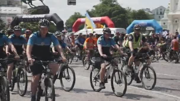 Kiev / Ukraine-juin, 1 2019 Début du défilé cycliste lors de la journée cyclable à Kiev. Les participants de la parade à vélo commencent à monter. Parade de cyclistes en centre-ville — Video