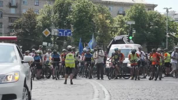 Kiev/Ukrayna-Haziran,1 2019 Kiev'de bisiklet gününde bisiklet geçit töreninin başlaması. Devriye polis arabası ve bisiklet sürücülerinin yakın çekim. Vitalii Klichko şehir merkezinde bisiklet geçit töreninde start — Stok video