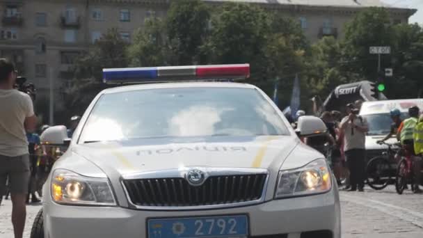 Kiev/Ukraina-juni, 1 2019 patrull polisbil på Bike Day. Närbild på polisbilen. Närbild patrull bil på Cycling Parade i Kiev — Stockvideo